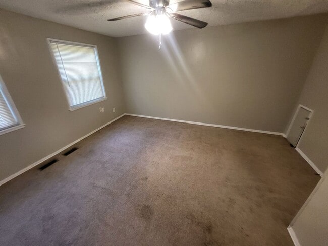 Building Photo - Row home for 1361/month!