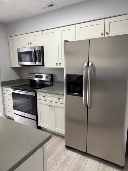 Building Photo - 2728 Sawgrass Ct