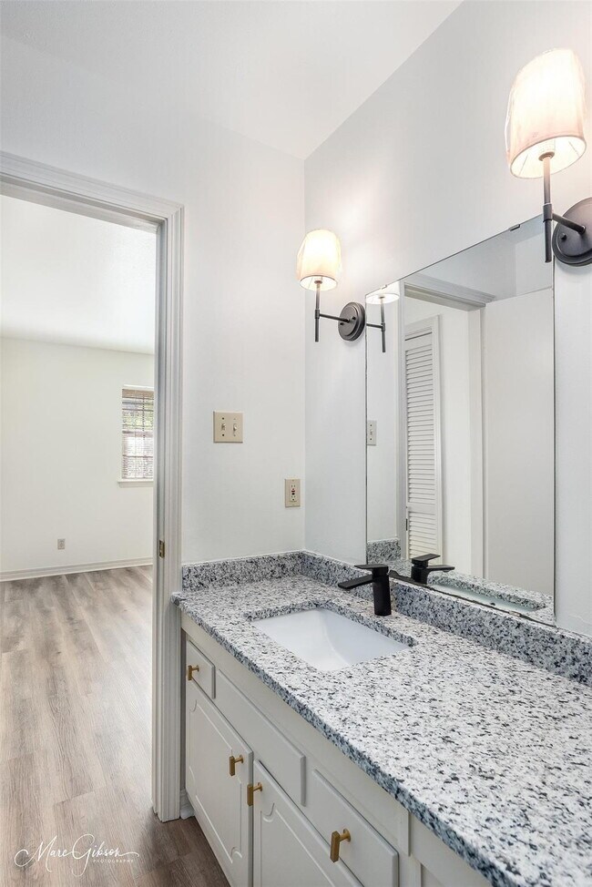 Building Photo - "Charming 2-Bed, 2-Bath Townhouse with Granite Elegance on East Stephenson!"