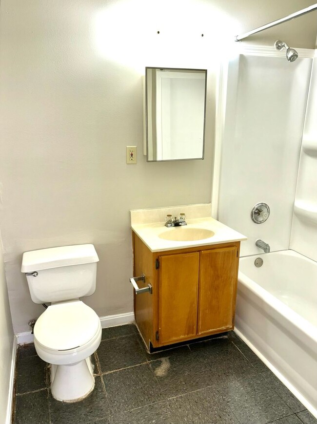 Building Photo - Updated first floor 1 bedroom apartment in...