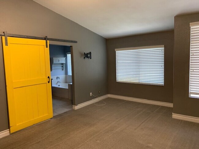 Building Photo - SINGLE STORY WITH A 3 CAR GARAGE IN HENDERSON!!!!