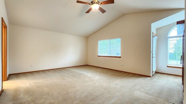 Building Photo - Home in Everett 3 Beds 2.5 bath - Pet Frie...