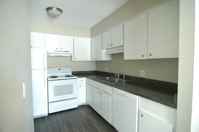 Building Photo - 2 Bedroom / 1.5 Bathroom Townhome in Madison Available Now!