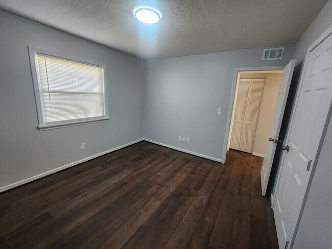 Building Photo - Renovated 3 bedroom 1 bath home in Valley Station!