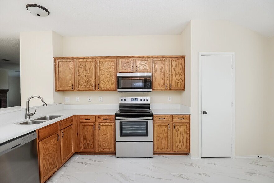 Building Photo - 720 Duke Dr