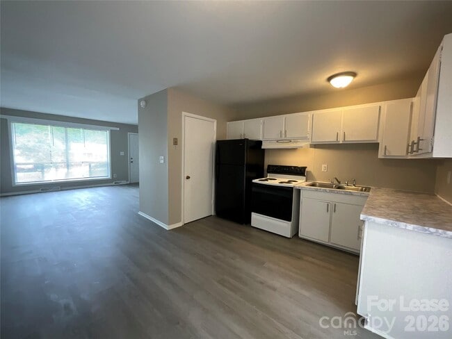 Building Photo - 4928 Malibu Dr