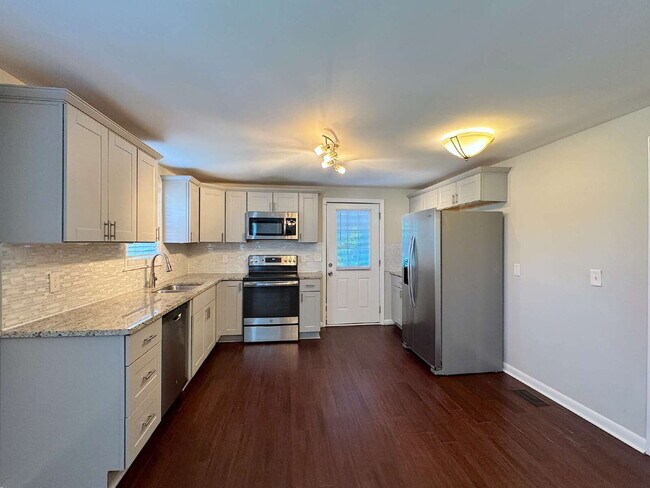 Building Photo - Well Maintained Home on Spacious Lot!