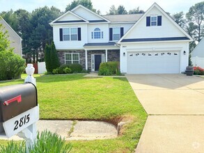 Building Photo - Large Spacious Home With Fully Fenced In Y...