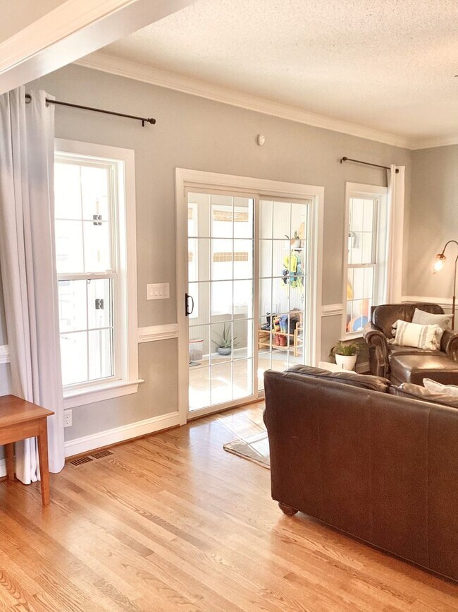 Building Photo - 4 Bed/3 Bath Spacious Home! Extra 2 Car Ga...