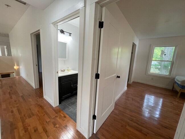 Building Photo - Big and Beautiful House with attached 1br ...