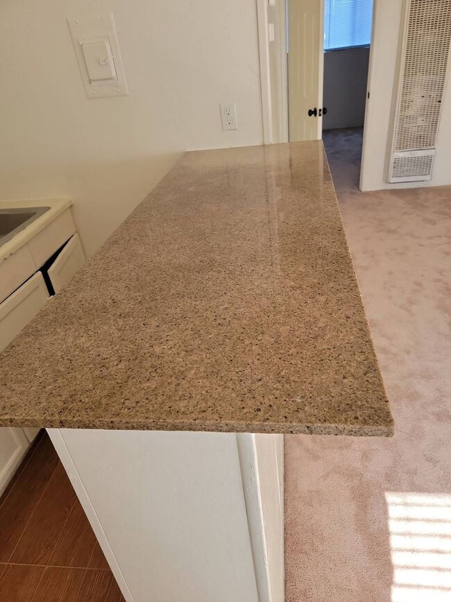 Building Photo - Wonderful 1 bedroom ground floor condo