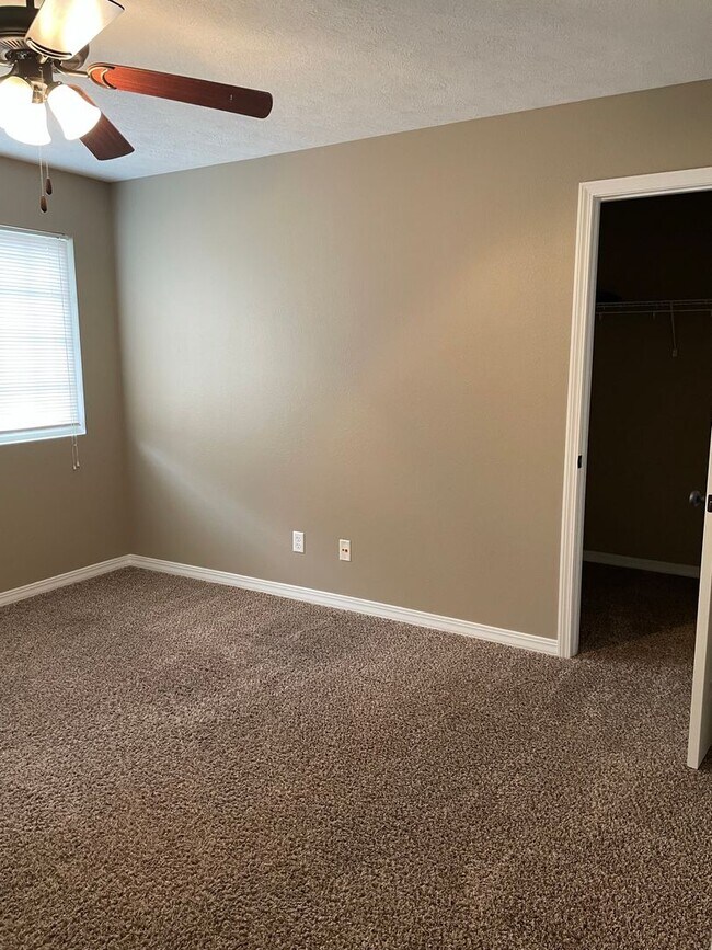 Building Photo - Beautiful 4 Bedroom Home In South Springfield