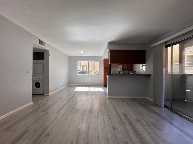 Building Photo - Updated 2 bed 2 bath Condo