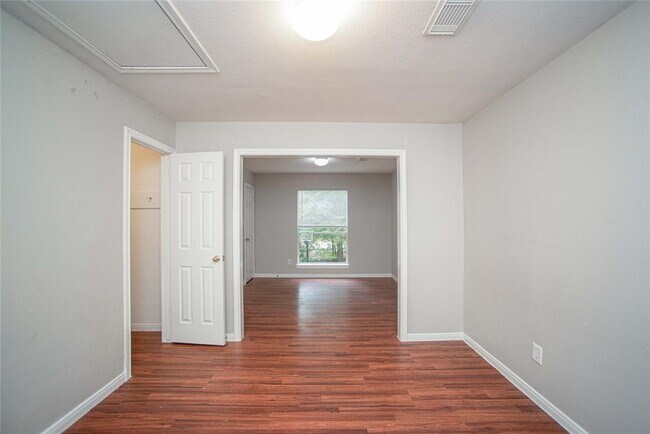 Building Photo - 1 Lake Forest Ct