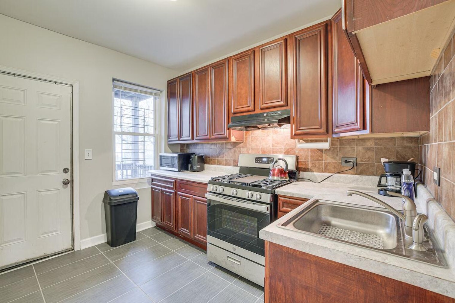 Building Photo - 7442 S Ingleside Ave