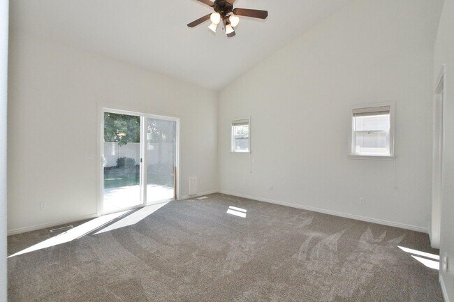 Building Photo - Stunning Home w/Open Floor-plan