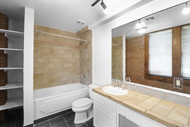 Building Photo - 1011 Wood St