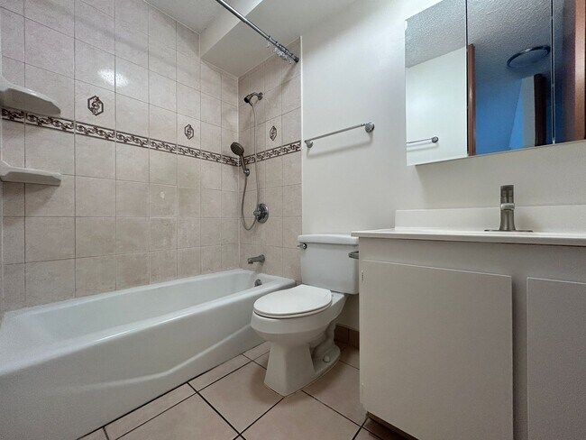 Building Photo - 2 Bedroom/1 Bath/ 1 Parking Highly Desirable Unit in Salt Lake