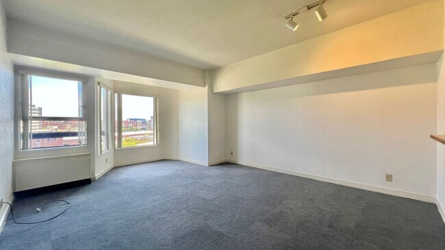 Building Photo - Spacious and convenient  east-facing 1Bd 1...