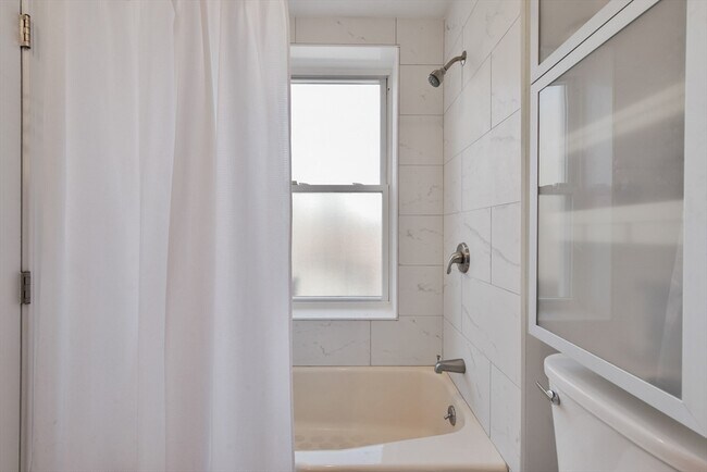 Building Photo - 219 W Newton St