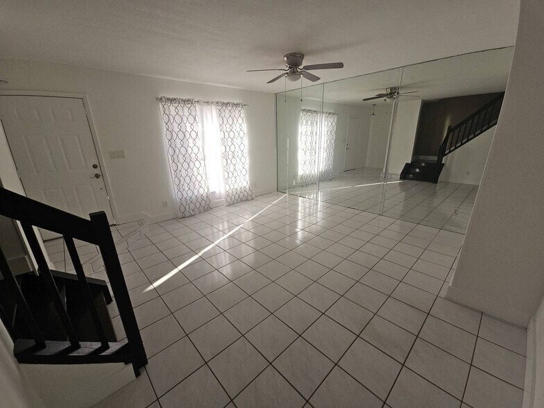 Building Photo - 2925 Belmont Ln