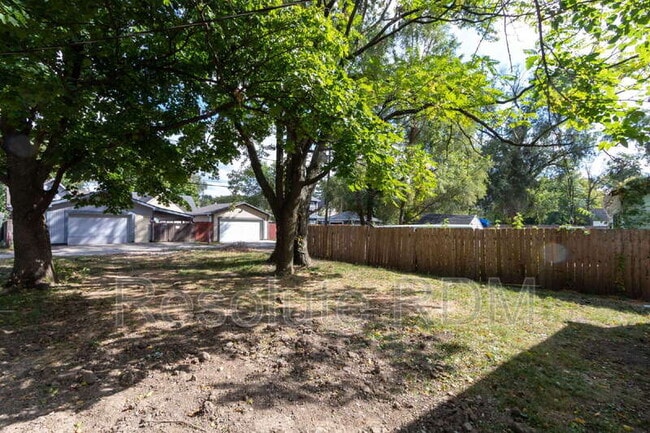 Building Photo - 419 N Beville Ave