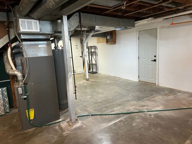 Building Photo - Modern Renovation in Sought-After Area