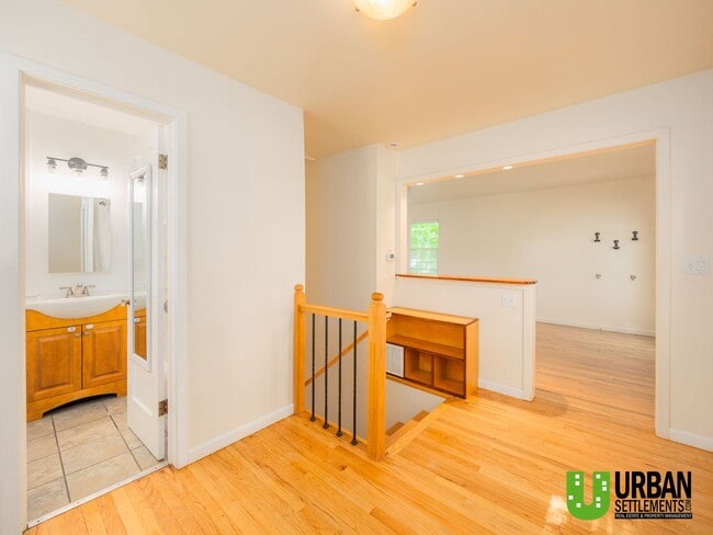 Building Photo - Charming 2 bed room 1.5 bathroom Cottage i...
