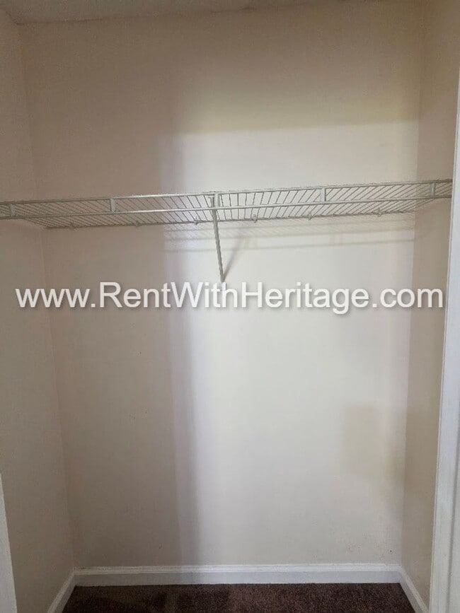 Building Photo - Amazing 3 bedroom, 2.5 bath townhome/ Great Roommate Floorplan / Great Location