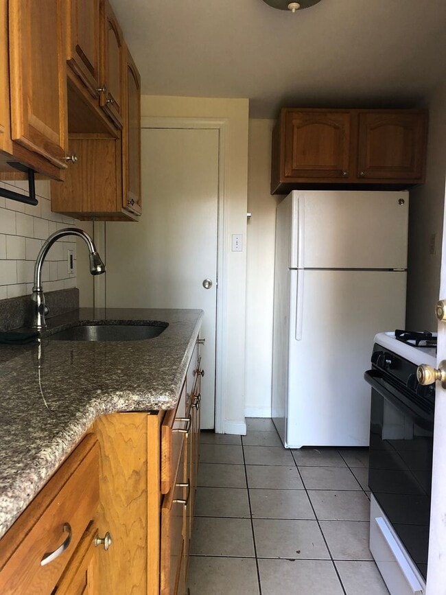 Building Photo - Cozy 2 Bedroom Semi-Attached Home on Quiet...