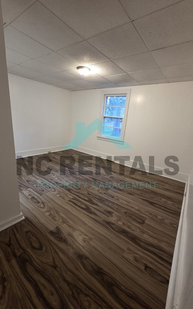 Building Photo - 721 Davis St