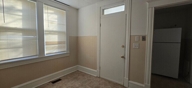 Building Photo - 1 bed , 1 bath Apartment within Duplex