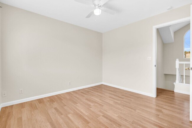 Building Photo - 880 Woodsong Ln