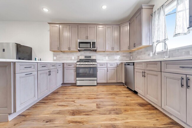 Building Photo - 285 JULIANNE Ter