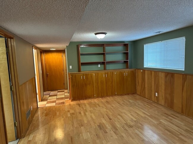 Building Photo - Beautifully updated 4 bedroom 2 bathroom h...