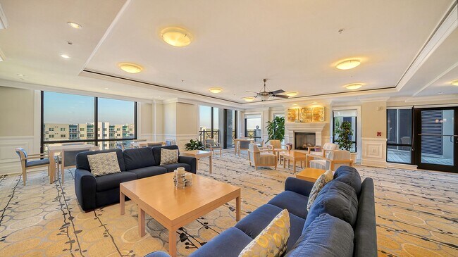 Building Photo - Short term ONLY Amazing 2/2 condo in the heart of downtown Sarasota with Bay View!