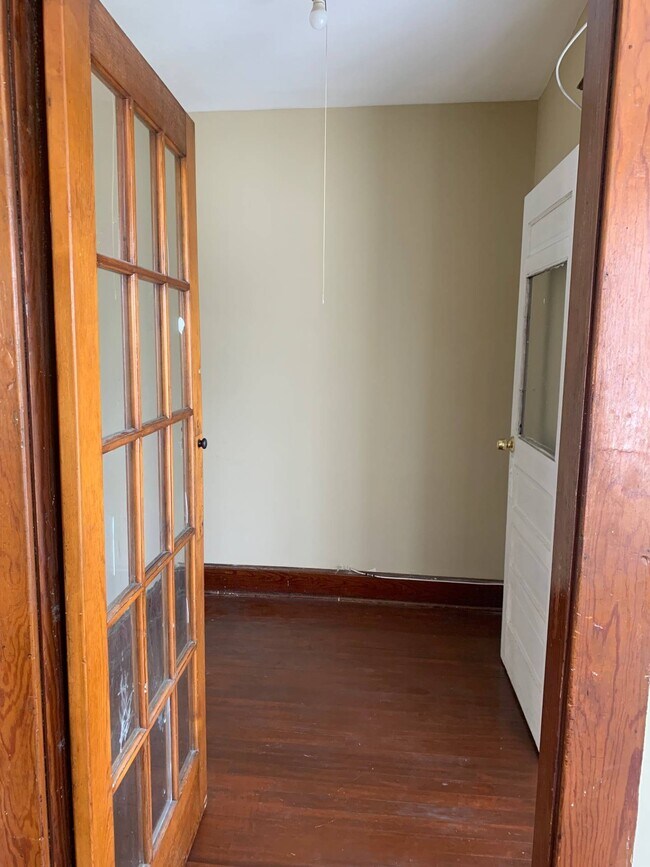 Building Photo - 857 Oakwood Ave