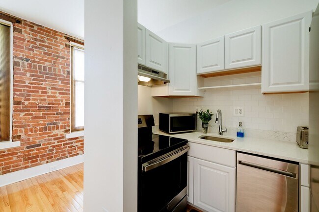 Building Photo - Heart of Dupont Move-in Ready Studio at the Historic Cairo Condominium! Utilities Included!