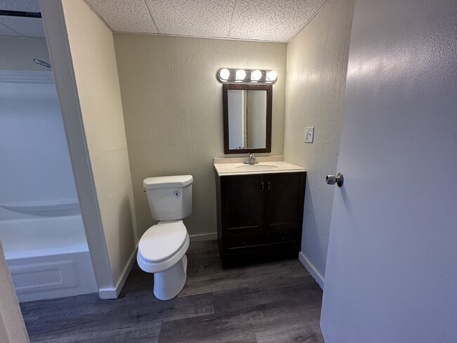 Building Photo - Available Now! Freshly updated 3 Bed/1 Bat...