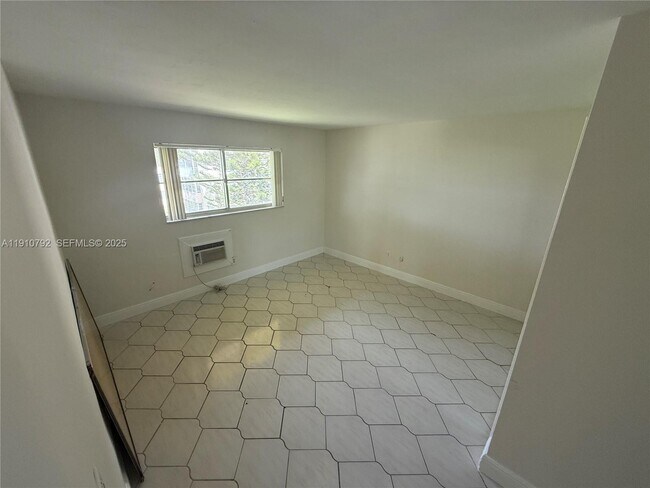 Building Photo - 1540 NE 191st St