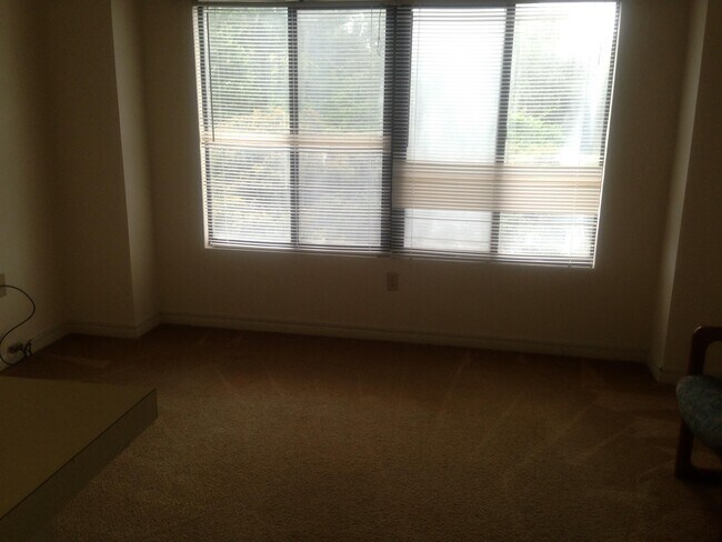 Building Photo - 1600 Park Cir