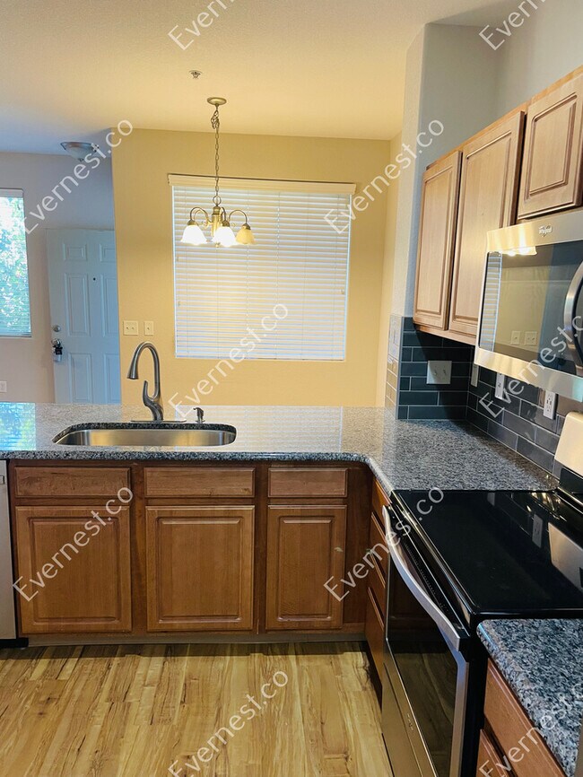 Building Photo - 3-Bed/2.5-Bath/