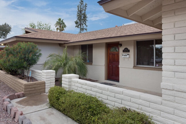 Building Photo - 610 E Malibu Dr