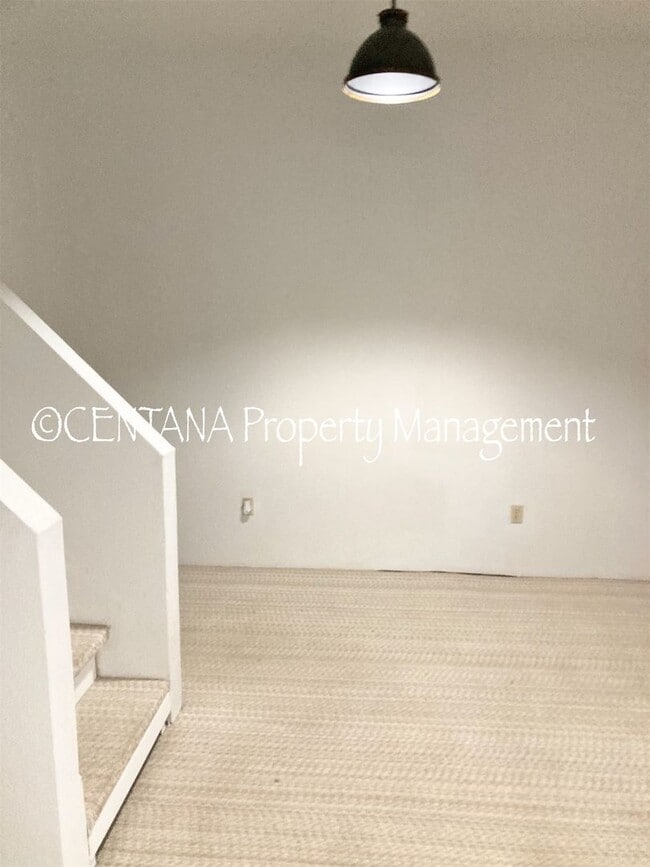 Building Photo - Large home with a huge yard on the West si...
