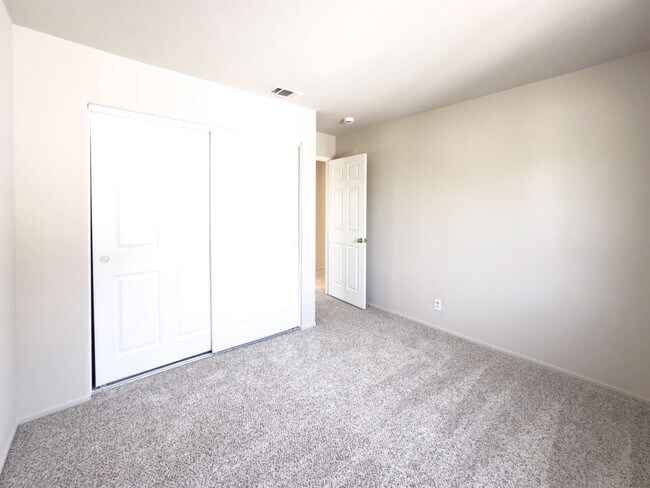 Building Photo - RARE 6 BEDROOM HOME FOR RENT IN OPTIMUM LO...