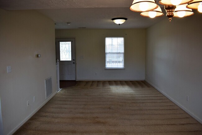 Building Photo - Spacious 3 bedroom, 2.5 bathroom duplex!