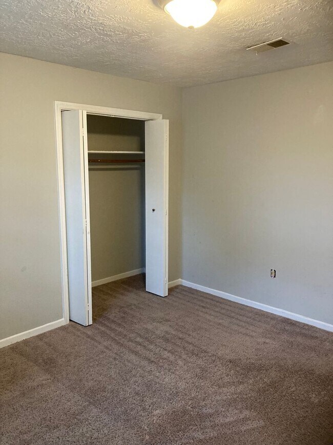 Building Photo - 3 Bedroom 2 Bath House with Double Garage ...