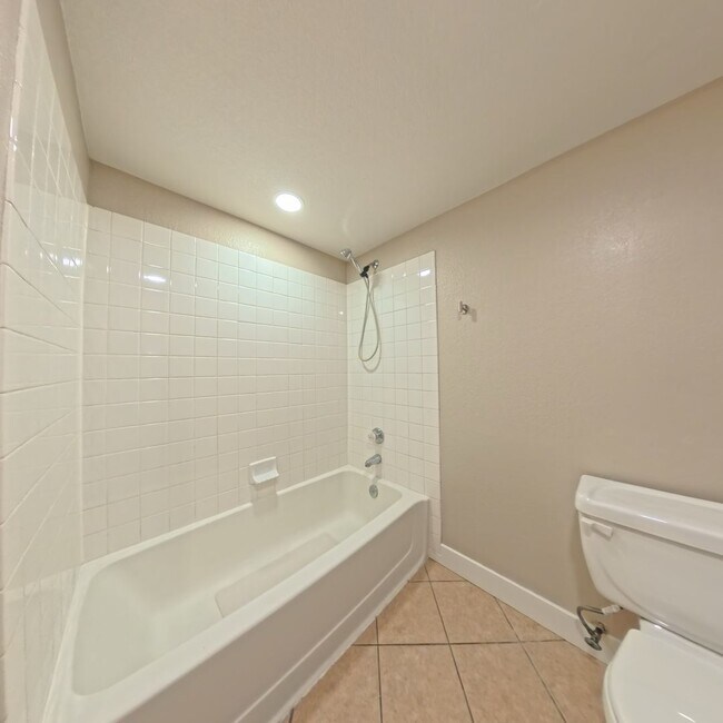 Building Photo - BEAUTIFULLY UPDATED 2 BED 2 BATH CONDO IN ...