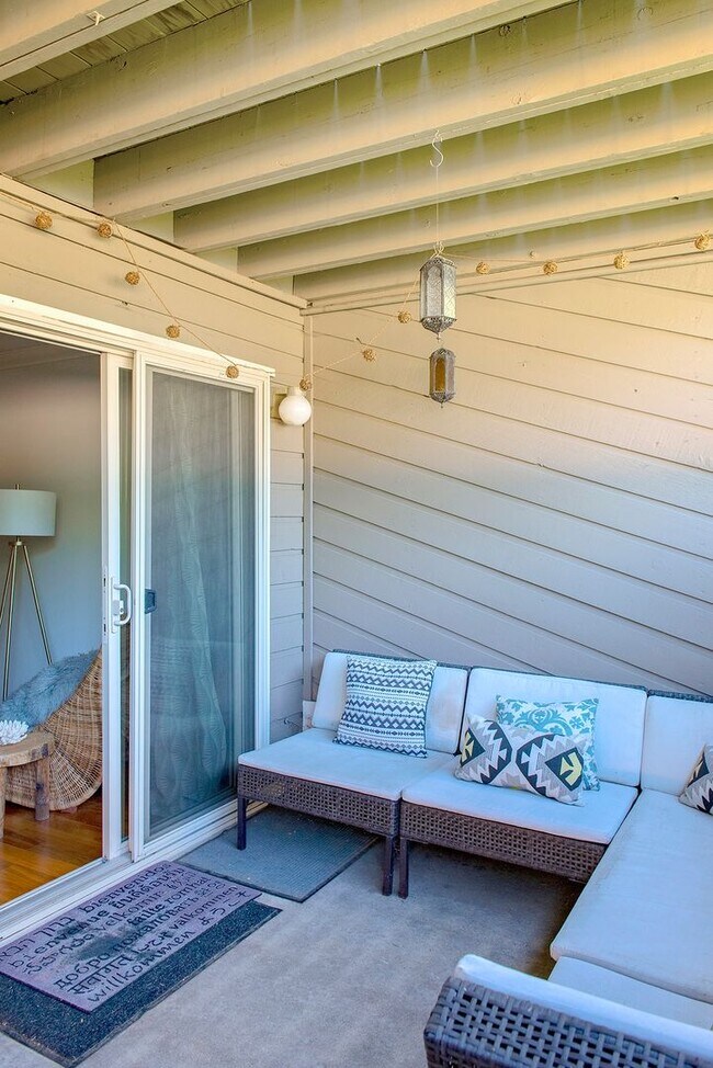 Building Photo - Super fun remodeled Apartment