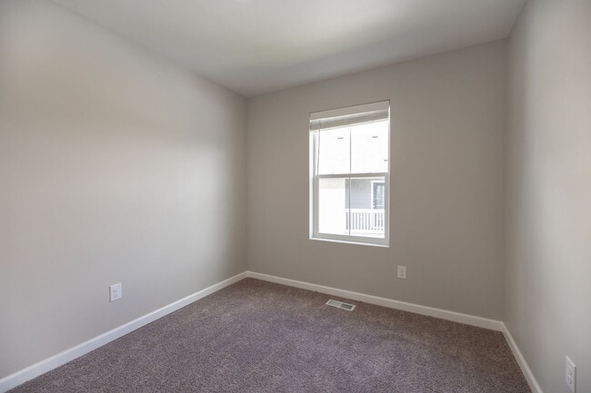 Building Photo - Newer 4 bdrm plus Flex Room Home In Town- 1 Months rent concession!